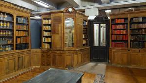 LIB133 - Eichenschrank mit drei Türen, Ende des 19. Jahrhunderts, 9 laufende Meter